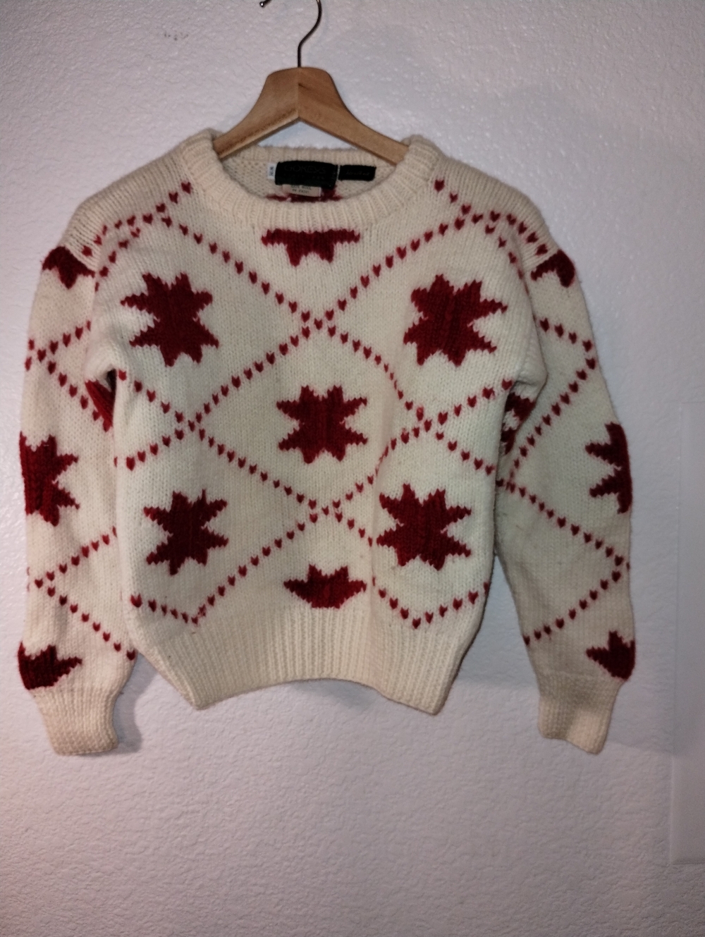 Gokeys Sweater Cozy Cream Red Star Pattern size Medium